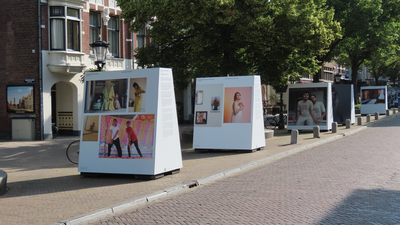 915056 Afbeelding van losstaande fotomodules van de buitenexpositie 'WAYS OF BEING - QUEER REALITIES', aan de ...